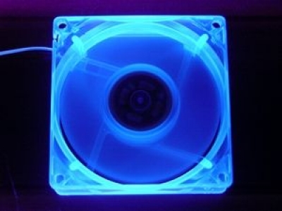 BitsPower_Luefter_UV_Licht_sensitive_80mm_blau_Fan_Drehzahl_Foerdermenge_CFM_Foerdervolumen_80_mm