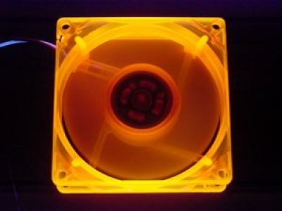 BitsPower_Luefter_UV_Licht_sensitive_80mm_orange_Fan_Drehzahl_Foerdermenge_CFM_Foerdervolumen_80_m